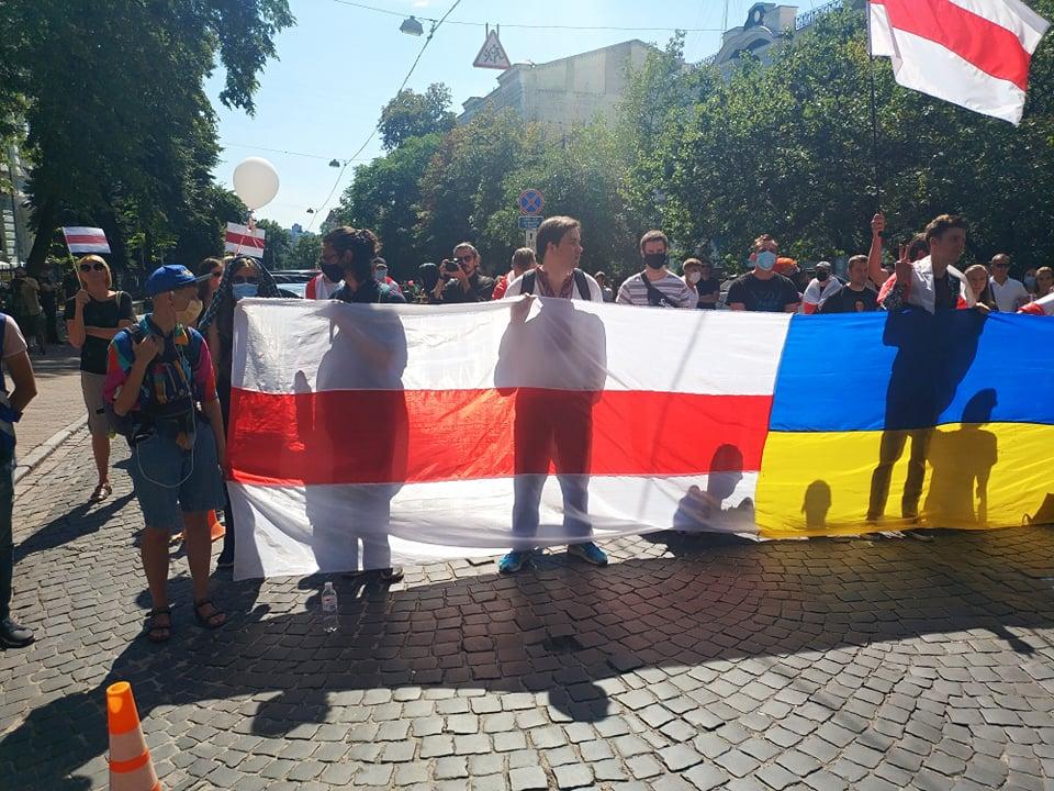 Під посольством Білорусі в Києві Зеленського закликали заявити про підтримку Тихановської Під посольством Білорусі в Києві Зеленського закликали заявити про підтримку Тихановської