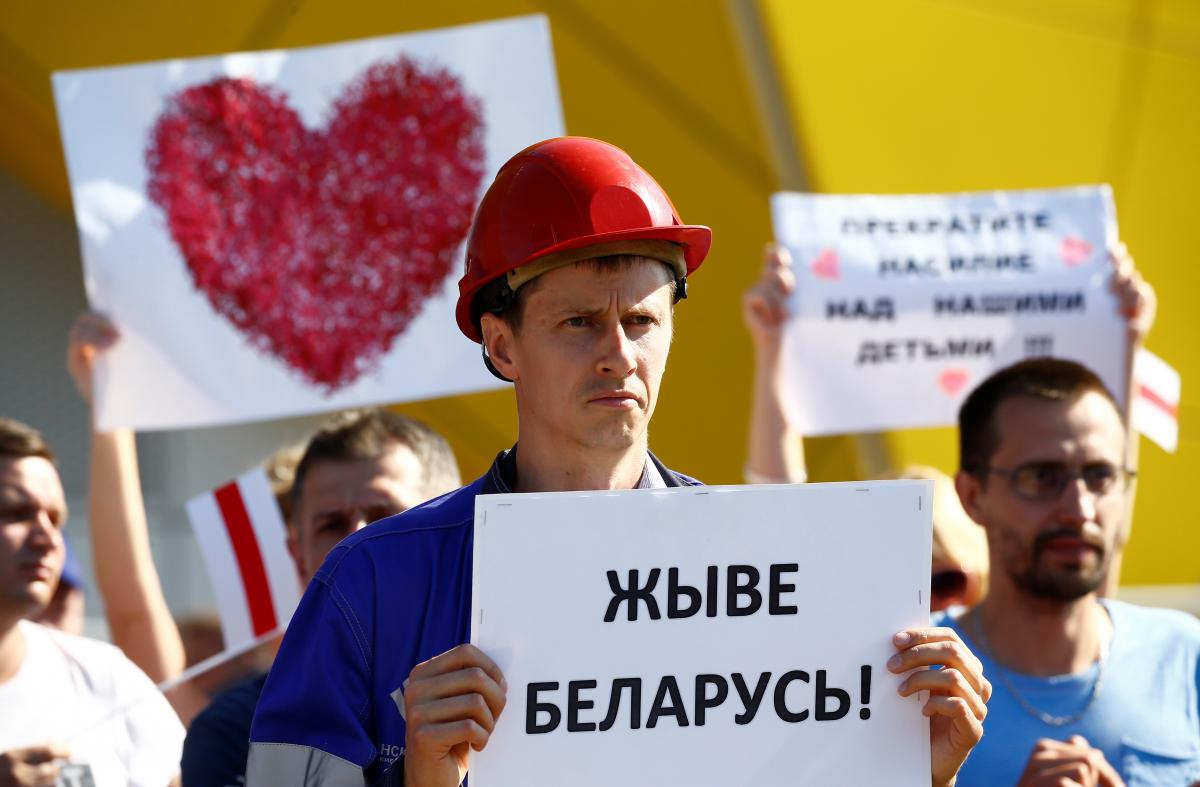 На великих підприємствах у Білорусі зайнято усе менше людей / фото REUTERS