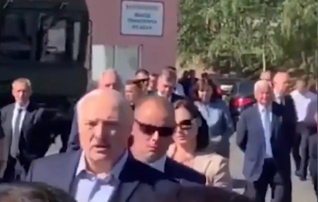 Лукашенко накричал на протестующего / Скриншот с видео Лукашенко накричал на протестующего / Скриншот с видео