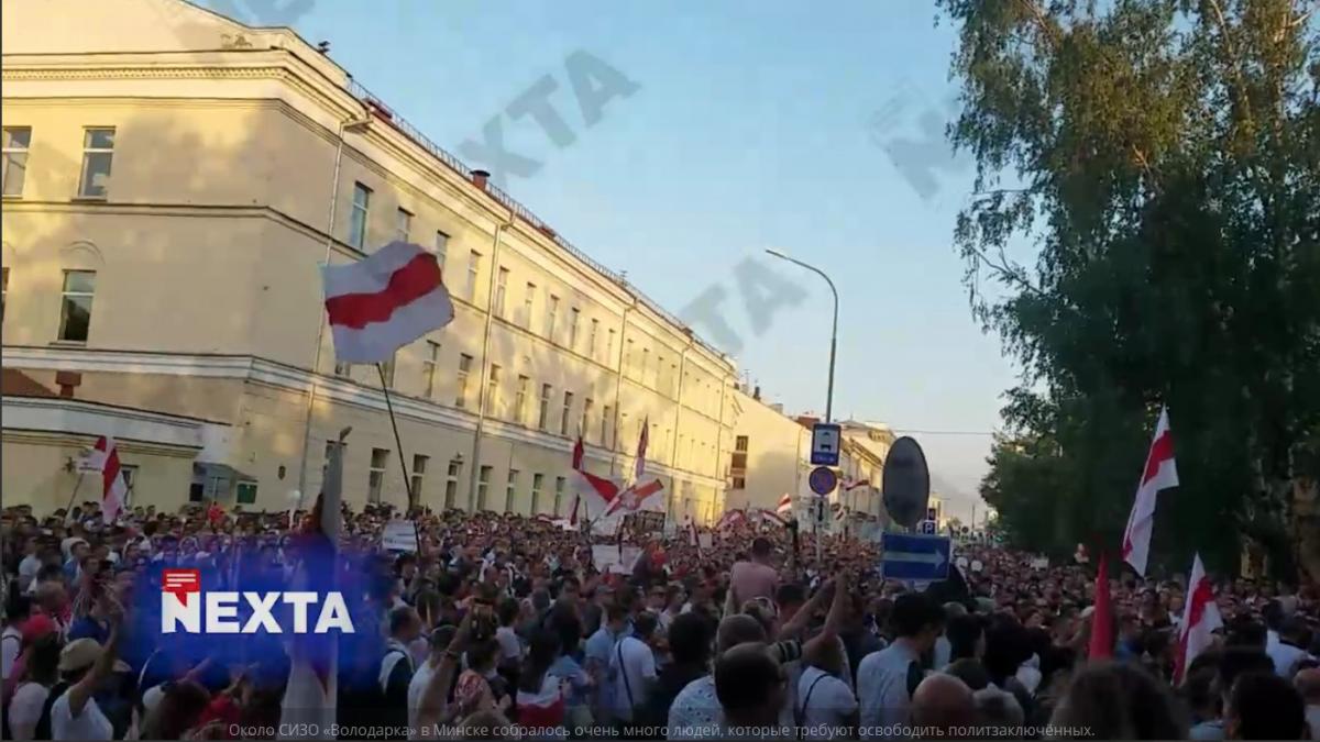 По некоторым данным, под СИЗО собралось до семи тысяч человек / скриншот из видео По некоторым данным, под СИЗО собралось до семи тысяч человек / скриншот из видео