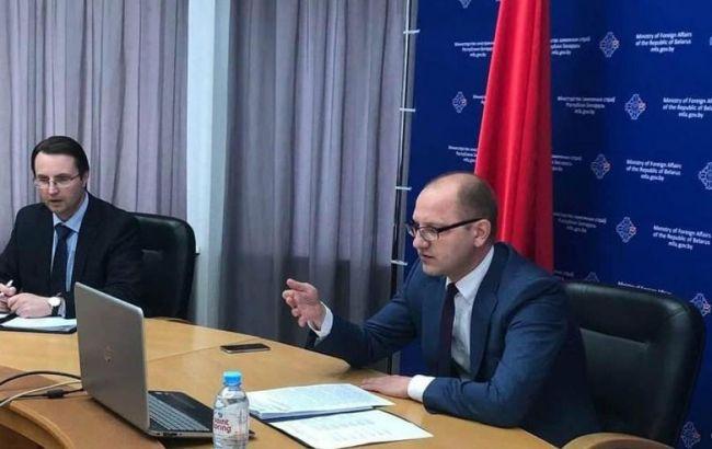 Співробітники департаменту проводили Бушило оплесками / фото facebook.com/belarusmfa Співробітники департаменту проводили Бушило оплесками / фото facebook.com/belarusmfa