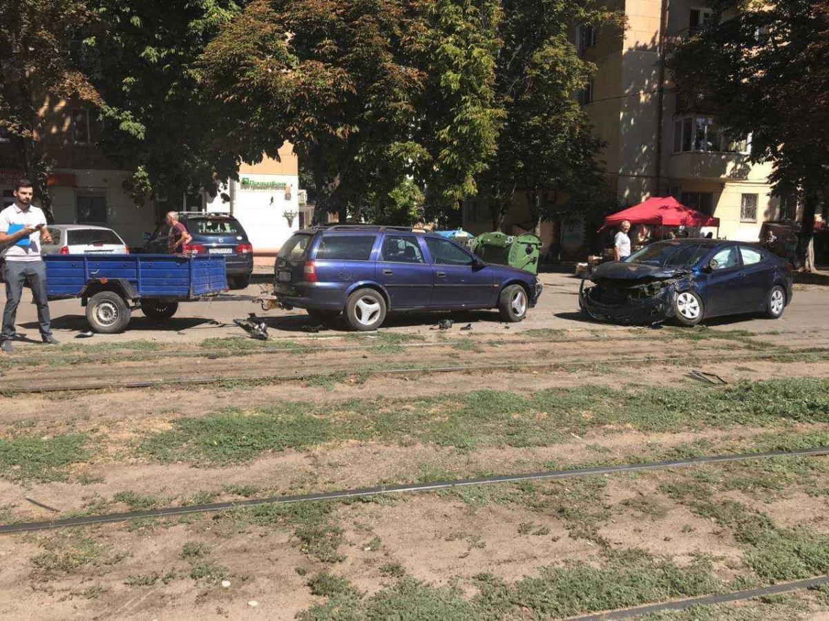 В Одесі іномарка врізалася у трамвай, є постраждалі (фото) В Одесі іномарка врізалася у трамвай, є постраждалі (фото)