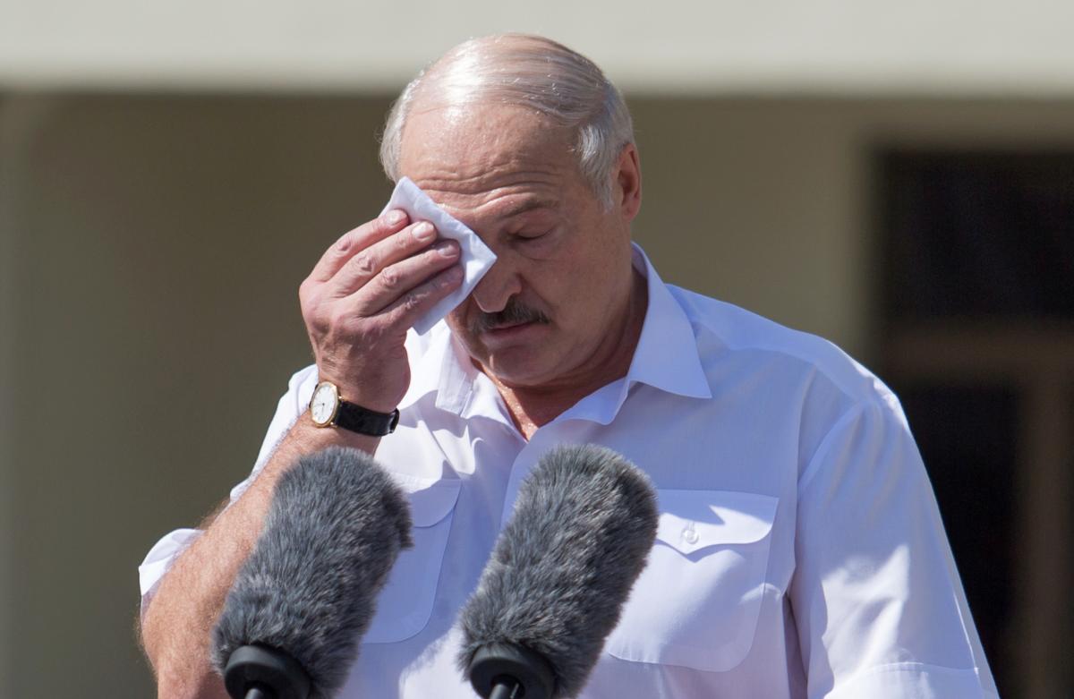 Александр Лукашенко как всегда пытается усидеть на двух стульях / фото REUTERS