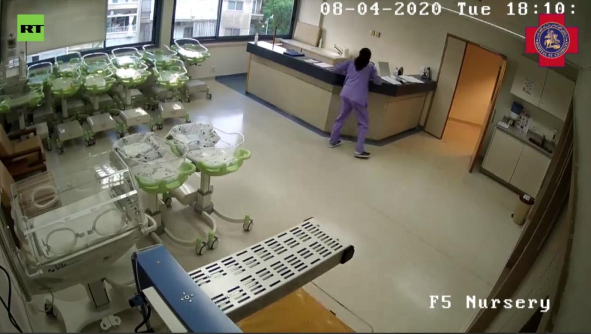 Камеры видеонаблюдения зафиксировали происходящее изнутри больницы / скриншот из видео