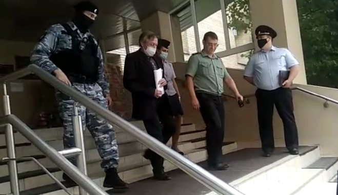 Ефремова эвакуировали из зала суда / Скріншот YouTube Ефремова эвакуировали из зала суда / Скріншот YouTube