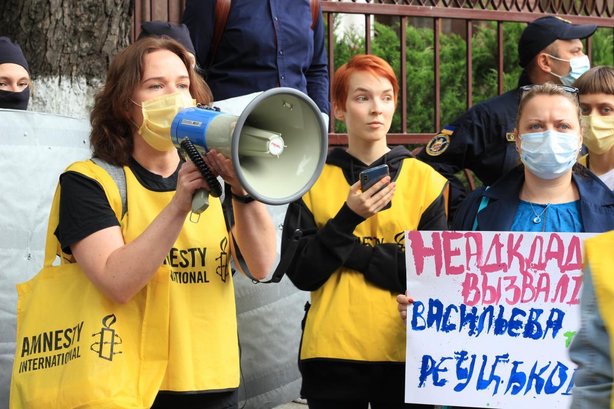 Суди перевантажені справами про домашнє насильство, зазначають активісти AI / фото Amnesty International в Україні