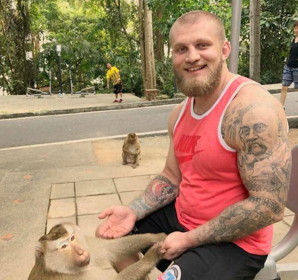 Олексій Кісер зробив тату Тараса Бульби / фото instagram.com/fighter_kiser Олексій Кісер зробив тату Тараса Бульби / фото instagram.com/fighter_kiser