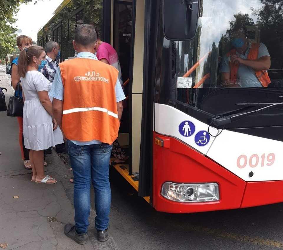 Через контроль посадки пасажирів на зупинках утворилися черги / фото прес-служби мерії Одеси Через контроль посадки пасажирів на зупинках утворилися черги / фото прес-служби мерії Одеси