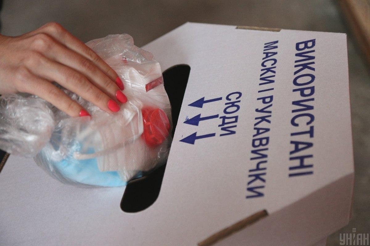 Использованные маски и перчатки призвали упаковывать в пластиковые пакеты / фото УНИАН