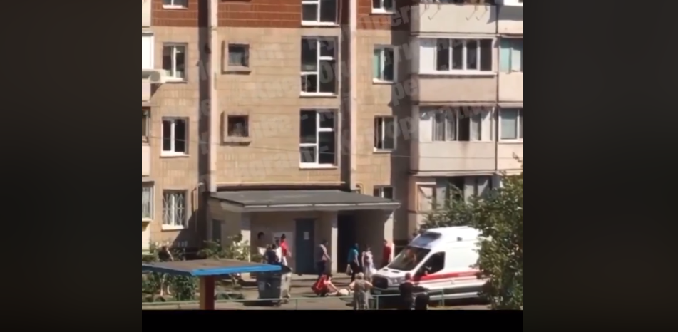 У Києві чоловік після сварки з дружиною вистрибнув з сьомого поверху / скріншот з відео У Києві чоловік після сварки з дружиною вистрибнув з сьомого поверху / скріншот з відео