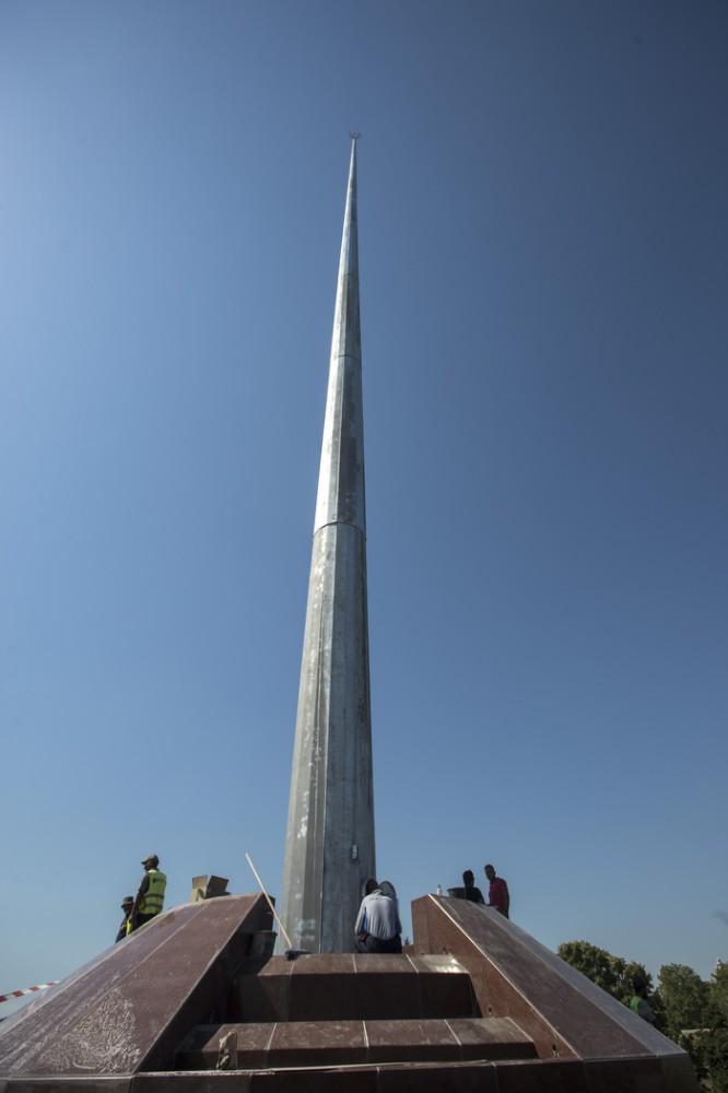 Флагшток важить 32 тонни / фото kyivcity.gov.ua Флагшток важить 32 тонни / фото kyivcity.gov.ua