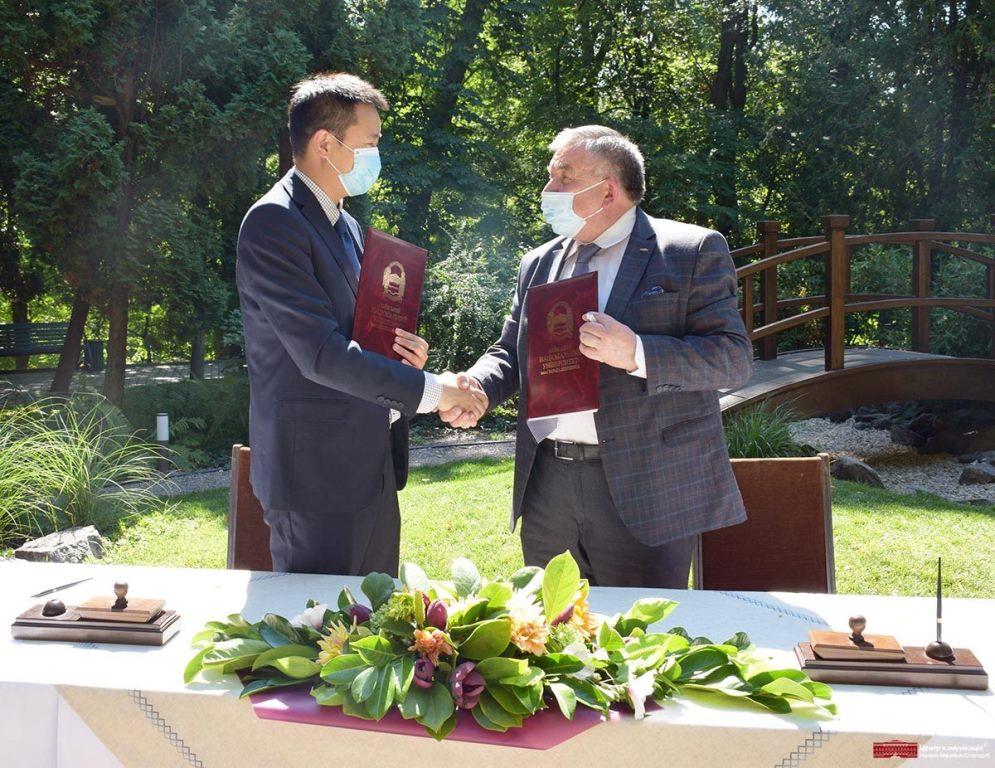 Хуавей Україна та Київський національний університет імені Тараса Шевченка
планують проєкти в форматі відкритих інновацій Хуавей Україна та Київський національний університет імені Тараса Шевченка
планують проєкти в форматі відкритих інновацій