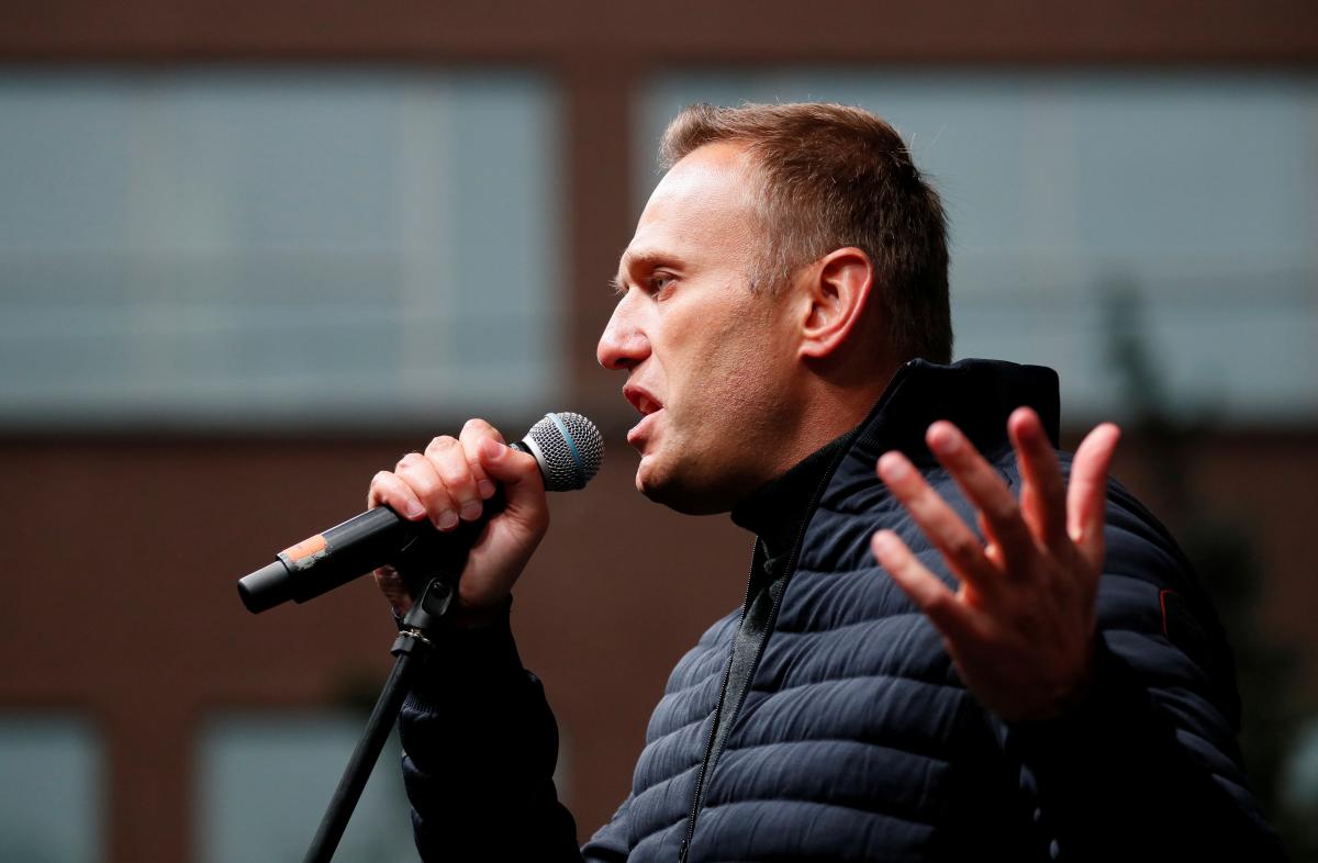 Алексея Навального госпитализировали с признаками отравления. Он до сих пор в коме / REUTERS