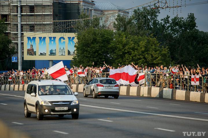 До учасників акції підходять міліціонери і погрожують складанням протоколів / фото TUT.BY До учасників акції підходять міліціонери і погрожують складанням протоколів / фото TUT.BY