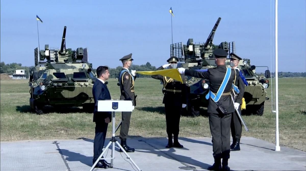 Спочатку військовослужбовці урочисто підняли український прапор / скріншот facebook.president.gov.ua Спочатку військовослужбовці урочисто підняли український прапор / скріншот facebook.president.gov.ua