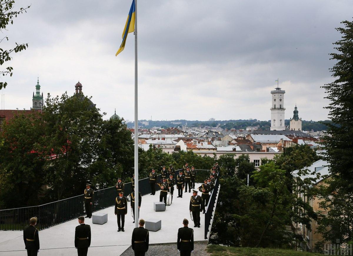 Над Меморіалом пам’яті Героїв Небесної Сотні замайорів синьо-жовтий стяг / фото УНІАН Над Меморіалом пам’яті Героїв Небесної Сотні замайорів синьо-жовтий стяг / фото УНІАН