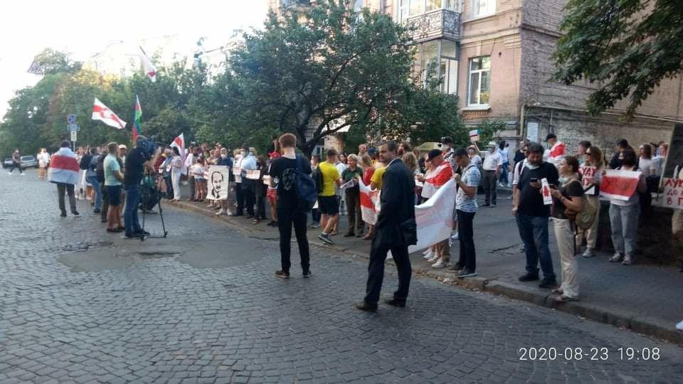 Акция возле посольства Беларуси в Киеве / фото Дмитрий Хилюк, УНИАН