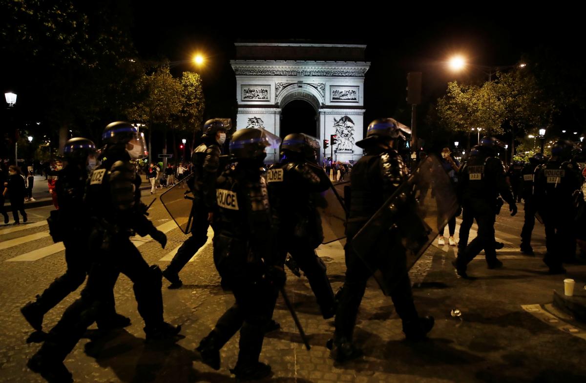 Поліція заарештувала 148 учасників заворушень / фото REUTERS Поліція заарештувала 148 учасників заворушень / фото REUTERS