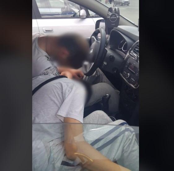 Водитель службы такси употреблял наркотики вместе с пассажиром / Фото facebook.com/kyivpatrol/