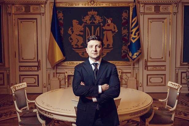 Президент Зеленський на тлі великого Державного Герба України / фото ОП Президент Зеленський на тлі великого Державного Герба України / фото ОП