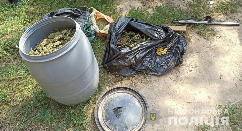Поліцейські знищили майже 700 рослин конопель та вилучили 50 кілограмів канабісу / фото kyiv.npu.gov.ua Поліцейські знищили майже 700 рослин конопель та вилучили 50 кілограмів канабісу / фото kyiv.npu.gov.ua