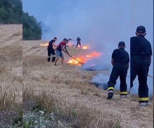Тернопольский спортсмен Юрий Сенив помог потушить горящее поле после поджега / скриншот Тернопольский спортсмен Юрий Сенив помог потушить горящее поле после поджега / скриншот