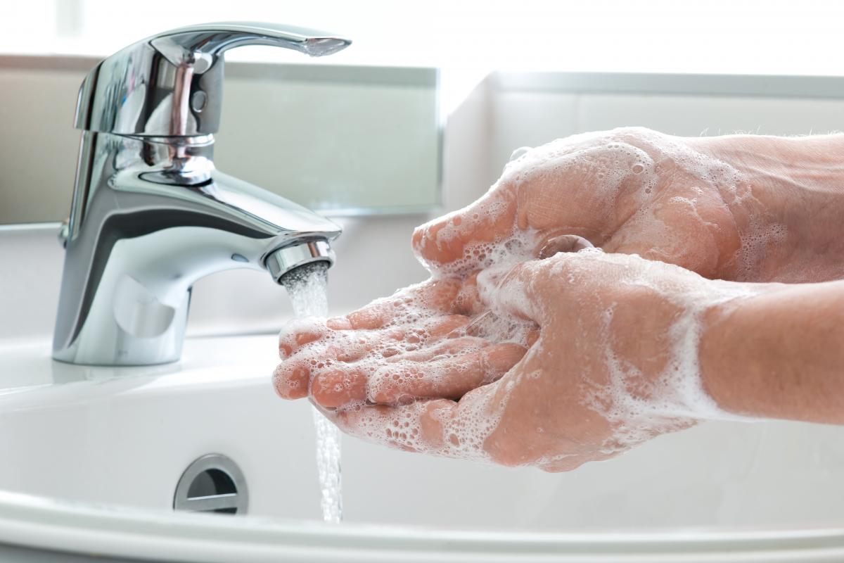 Элементарное мытье рук уменьшает заболеваемость гриппом чуть ли не в пять раз / фото ua.depositphotos.com