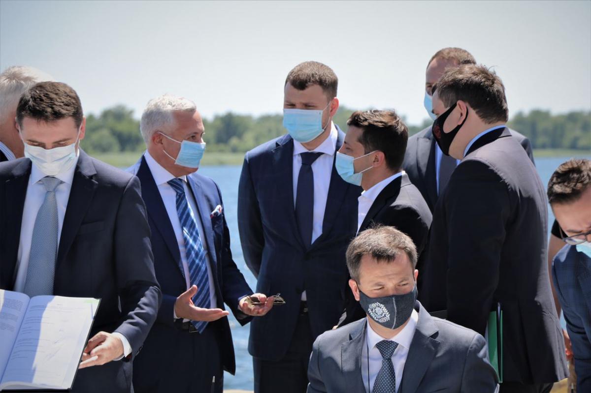 Давид Бежуашвили (крайний слева) и Владимир Зеленский. Фото: Georgian Industrial Group Давид Бежуашвили (крайний слева) и Владимир Зеленский. Фото: Georgian Industrial Group