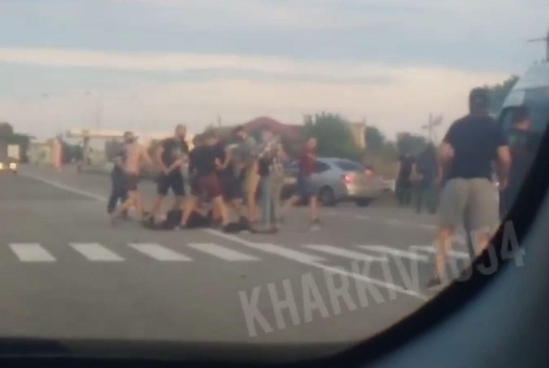 Очевидец снял нападение на трассе "Харьков-Киев" / Фото скриншот