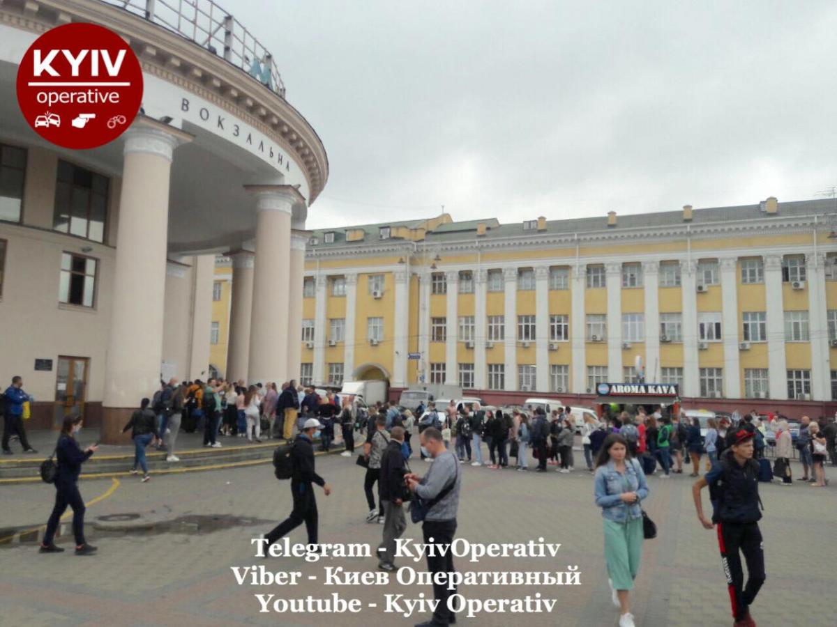 Люди выстроились в очередь до входа в здание Центрального железнодорожного вокзала / фото "Киев оперативный"