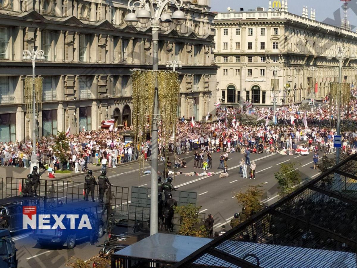 Біля центрального універсаму людей оточив ОМОН / фото Nexta. Live Біля центрального універсаму людей оточив ОМОН / фото Nexta. Live