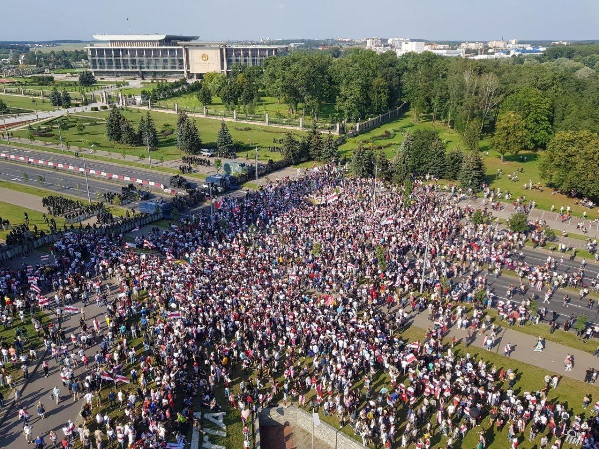 Люди підійшли до Палацу незалежності з центру Мінська / фото Tut.by Люди підійшли до Палацу незалежності з центру Мінська / фото Tut.by