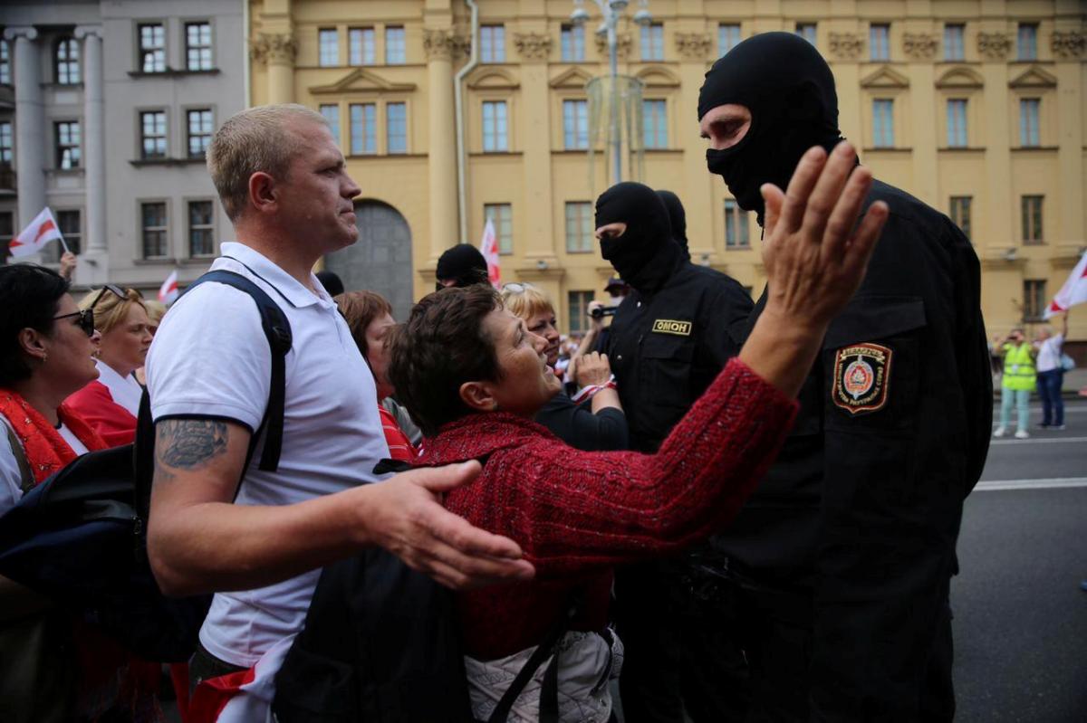 125 осіб затримані станом на 16:00 / фото Reuters 125 осіб затримані станом на 16:00 / фото Reuters