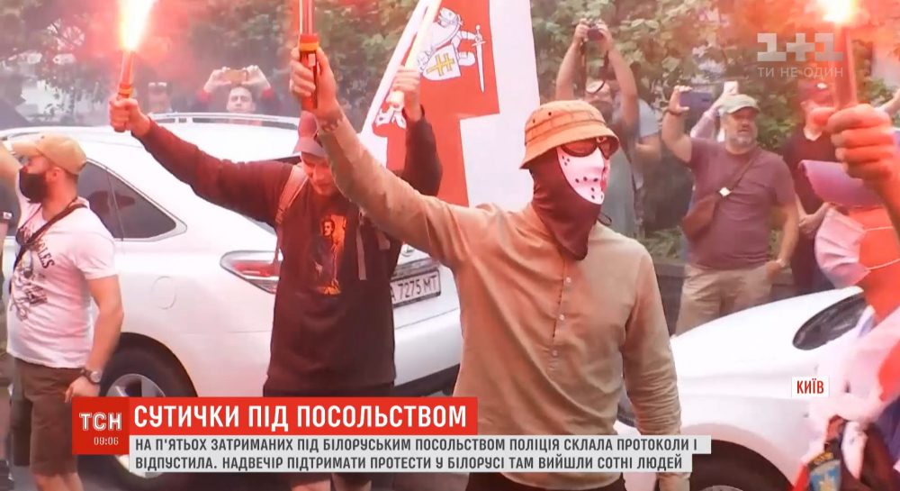 Задержанных участников столкновений под белорусским посольством в Киеве отпустили домой