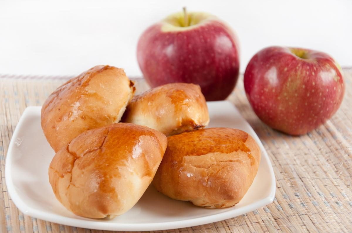 Пиріжки з яблуками на сковороді на кефірі смачні рецепти