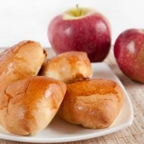 Пирожки с яблоками: как вкусно приготовить в духовке и на сковороде
