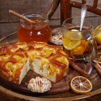 Нежный пирог с персиками: как приготовить ароматно-сочную выпечку