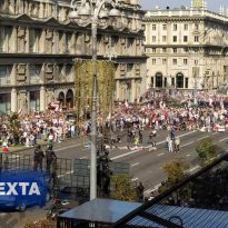 Марш в Беларуси: ОМОН заблокировал протестующих в центре Минска, произошли столкновения (видео)
