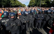 В Берлине во время митинга против коронавирусных ограничений пострадали 18 полицейских - СМИ