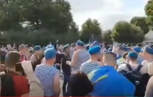 "За ВДВ!": у Росії десантники влаштували побоїще в парку (відео)