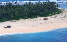 На безлюдному острові знайшли трьох моряків: вони залишили напис SOS на піску (фото)