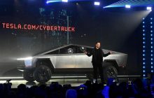 Tesla официально начала поставки Cybertruck: сколько стоит футуристический электропикап