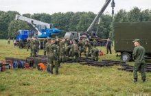 На место собрания сторонников соперницы Лукашенко согнали военных (фото)