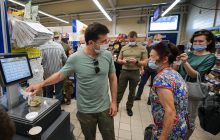 Зеленський накупив солодкого у маркеті в Бахмуті й зробив селфі (фото, відео)