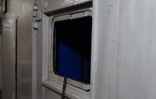 П'яний пасажир потягу вночі погрожував поліції ножем та розбив скло: його затримали (фото)