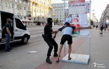 В центре Минска силовики жестко задерживали людей просто за жест "Виктория" (фото, видео)