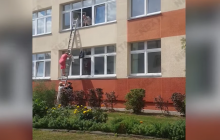 Вибори в Білорусі: жінка вибралася з вікна виборчої дільниці драбиною, прихопивши документи (відео)
