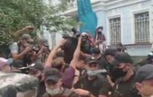 Під час акції біля посольства Білорусі в Києві палили фаєри, відбулися сутички (відео)