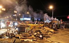 В Минске протестующие вступили в стычки с силовиками и пытаются поставить баррикады