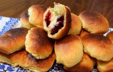 Пышные и сочные пирожки с вишней: как приготовить аппетитную выпечку